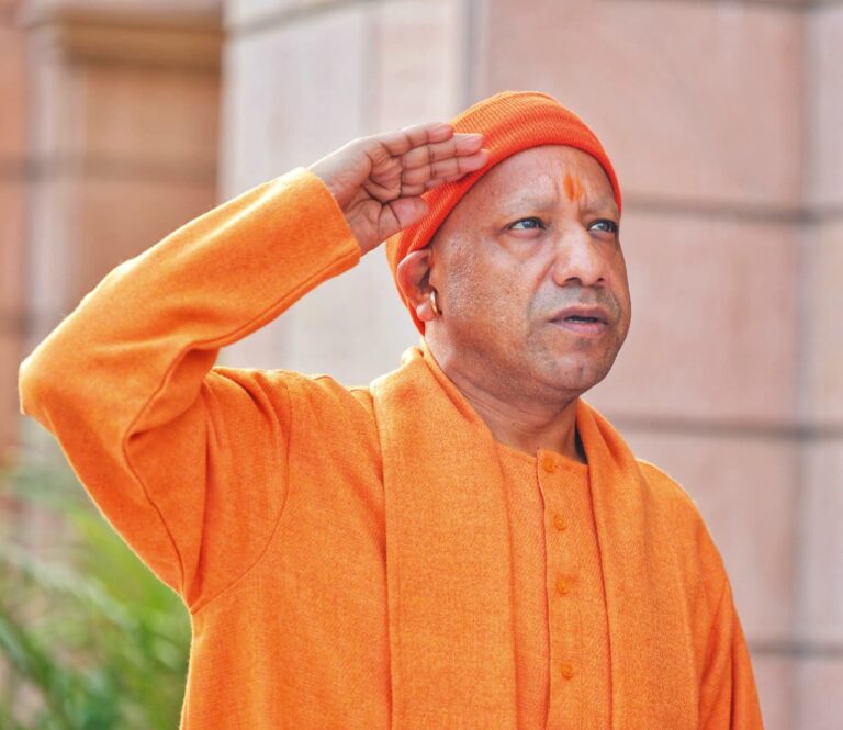 मुख्यमंत्री योगी आदित्यनाथ 77वें गणतंत्र दिवस के अवसर पर ध्वजारोहण करते हुए