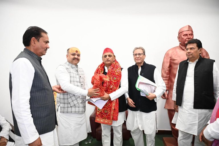 विंध्याचल के पार्षद अवनीश मिश्रा की अखिलेश यादव से मुलाकात, तस्वीरों से बढ़ी सियासी चर्चाएं