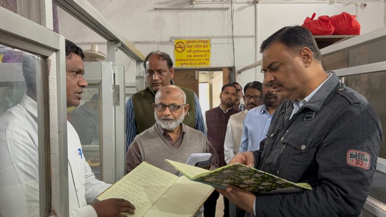 जिलाधिकारी ने नगर पालिका परिषद चुनार का किया निरीक्षण