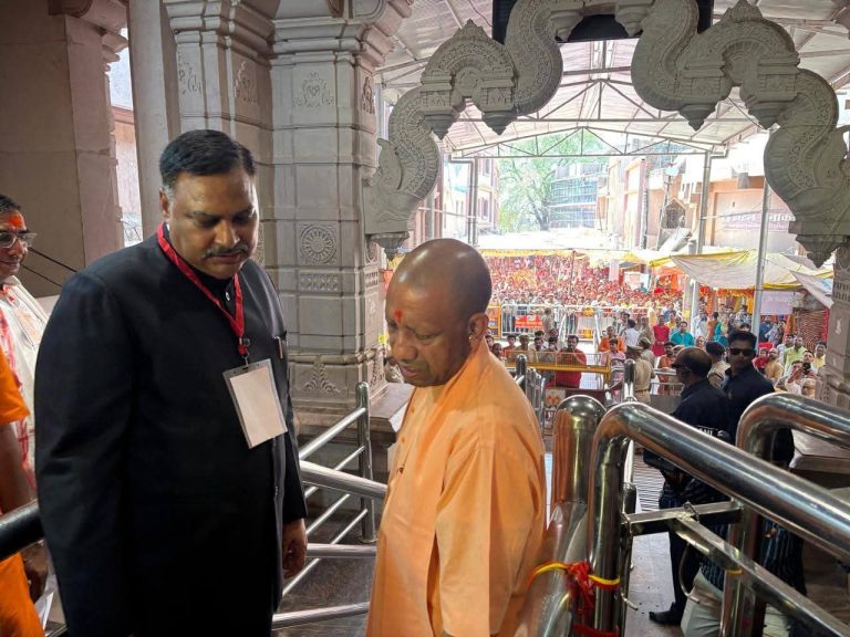 मिर्जापुर पहुंचे मुख्यमंत्री योगी आदित्यनाथ, मां विंध्यवासिनी मंदिर में किए दर्शन