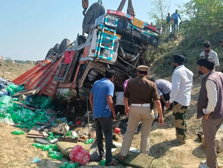 किसान पथ पर भीषण सड़क दुर्घटना, ट्रक पलटने से चालक फंसा, ट्रैफिक प्रभावित