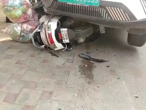 बाराबंकी इलेक्ट्रिक कार हादसा, स्कूटी सवार शिक्षिका को मारी टक्कर