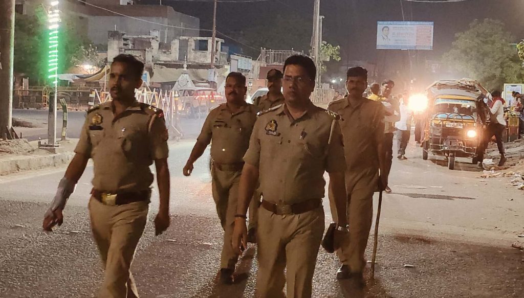 कटरा पुलिस की पैदल गश्त मिर्जापुर