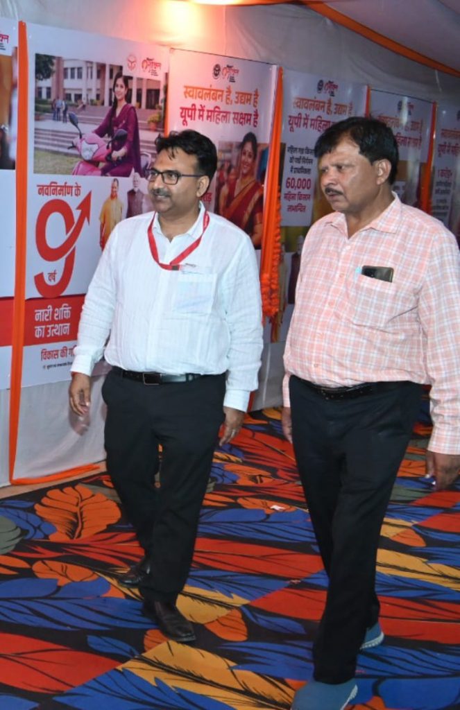 नवरात्र मेला विंध्य महोत्सव में नौ वर्ष उपलब्धियों की प्रदर्शनी का अवलोकन करते अधिकारी