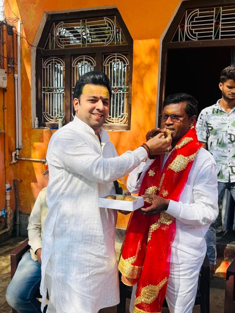 मिर्जापुर: सीएम योगी का होली संदेश, श्रृंगारिया महाराज से मुलाकात