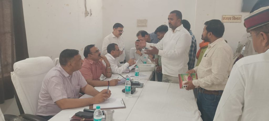 सम्पूर्ण समाधान दिवस मिर्जापुर में डीएम ने सुनी जन समस्याएं | DM listened to public problems in Sampoorna Samadhan Diwas Mirzapur