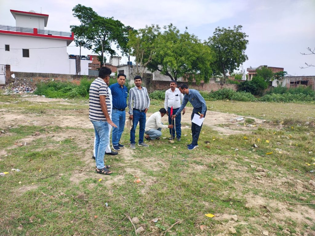 बाराबंकी में राजस्व टीम द्वारा कुर्क की गई भूमि का निरीक्षण करते अधिकारी