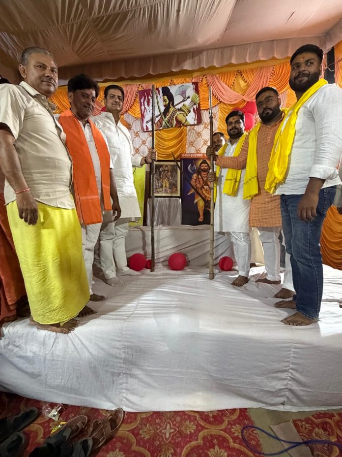 “मिर्जापुर विंध्याचल में भगवान परशुराम जयंती समारोह के दौरान मंच पर पूजन करते लोग”