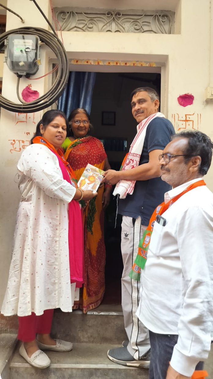 भाजपा स्थापना दिवस पर कार्यकर्ताओं द्वारा घर-घर संपर्क अभियान चलाया गया
