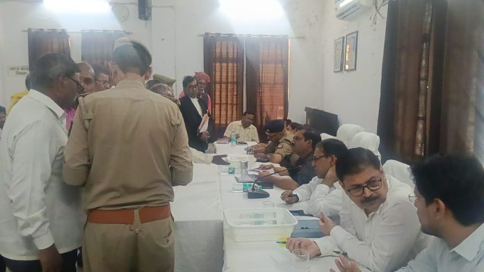 मिर्जापुर तहसील सदर में आयोजित सम्पूर्ण समाधान दिवस में शिकायतें सुनते अधिकारी