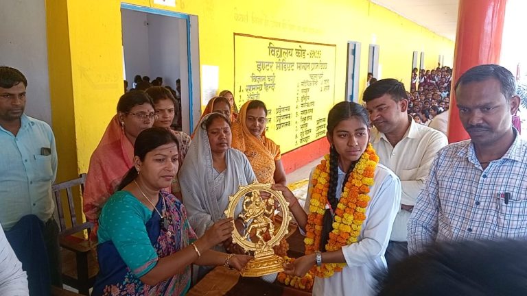 मिर्जापुर की बेटी आंशी सिंह पटेल ने रचा इतिहास, हाईस्कूल में 96.17% अंक हासिल कर प्रदेश में 10वां स्थान, विधायक रिंकी कोल ने किया सम्मानित
