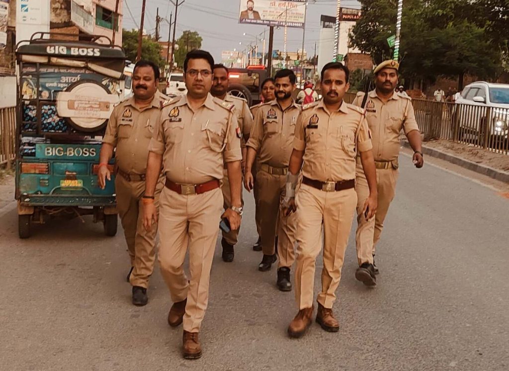 मिर्जापुर में पुलिस का सघन पैदल गश्त अभियान, संदिग्धों की चेकिंग