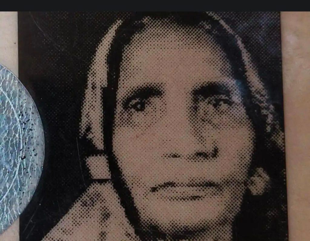 महिला का शव मिला बाराबंकी, मौके पर जांच करती पुलिस