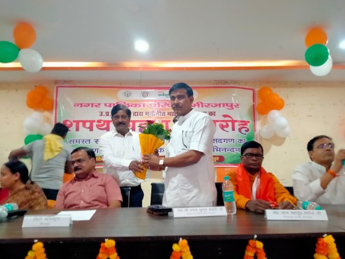 “मिर्जापुर में नगर मजिस्ट्रेट द्वारा नामित सभासदों को शपथ दिलाते हुए, समारोह में मौजूद जनप्रतिनिधि”