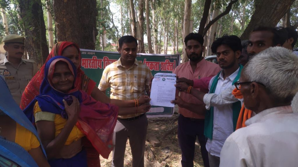 Barabanki organization officials handing over memorandum to Deputy Tehsildar after monthly meeting