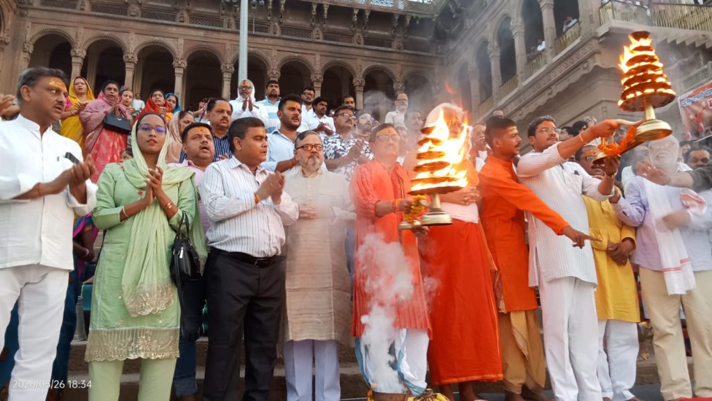 गंगा दशहरा पर पक्का घाट में मां गंगा की आरती करते श्रद्धालु और स्वच्छता का संकल्प लेते लोग।