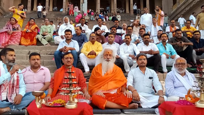 गंगा दशहरा पर पक्का घाट में मां गंगा की आरती करते श्रद्धालु और स्वच्छता का संकल्प लेते लोग।
