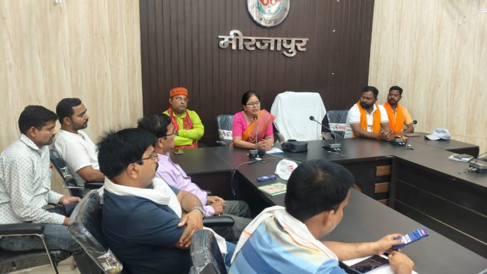 प्रो. नम्रता मिश्रा प्रेस कॉन्फ्रेंस के दौरान विंध्य स्वर संध्या कार्यक्रम की जानकारी देती हुईं।
