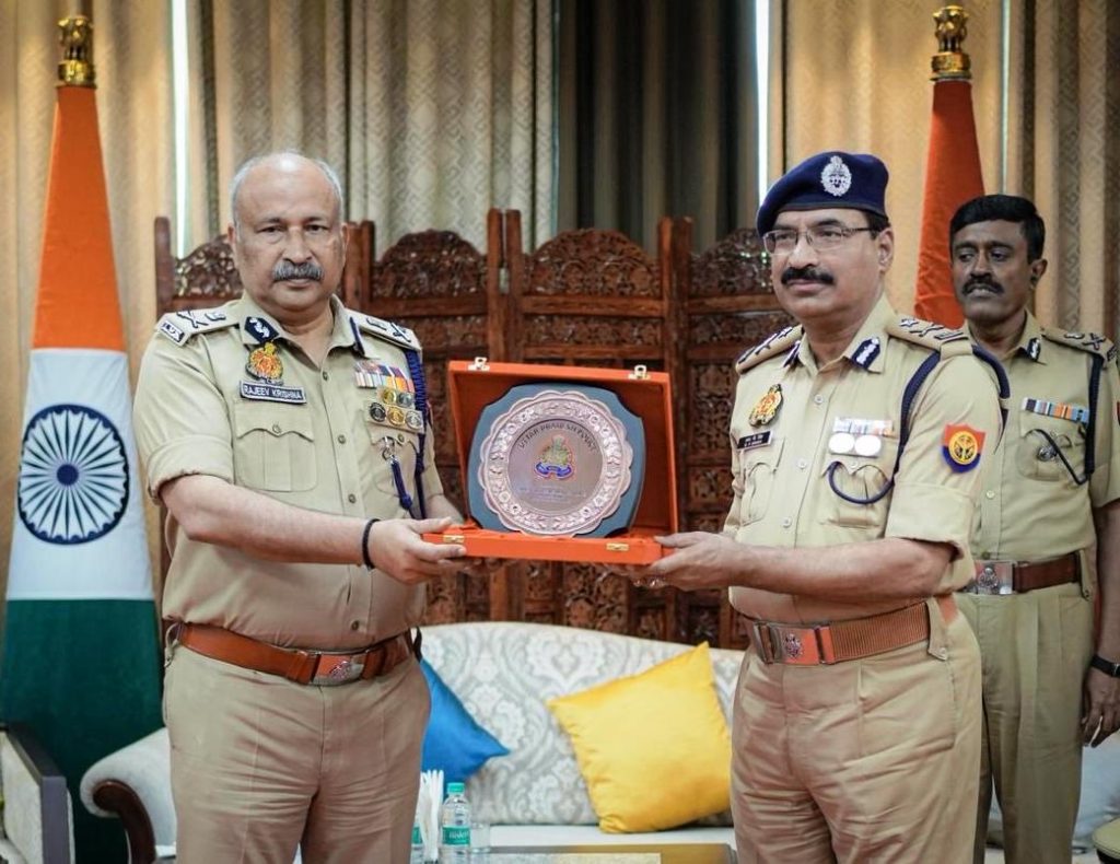 उत्तर प्रदेश पुलिस मुख्यालय में डीजीपी राजीव कृष्ण ने सेवानिवृत्त आईपीएस अधिकारियों को सम्मानित किया