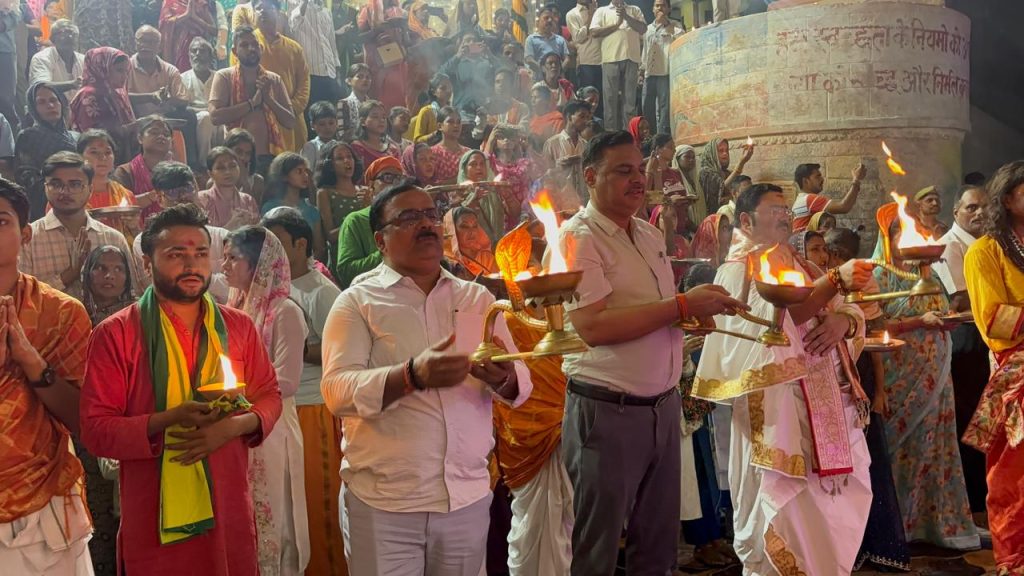 गंगा दशहरा के अवसर पर पक्का घाट पर मां गंगा की भव्य आरती में शामिल श्रद्धालु।