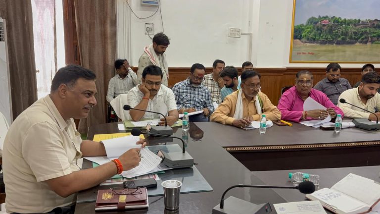 जिलाधिकारी व मुख्य विकास अधिकारी ने उद्योग बंधु की बैठक कर सुनी समस्याएं