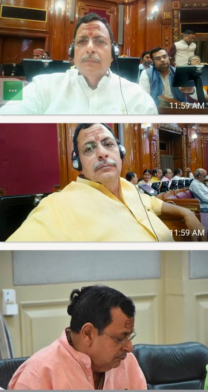 नगर विधायक कार्यक्रम के दौरान लोगों का स्वागत करते हुए।