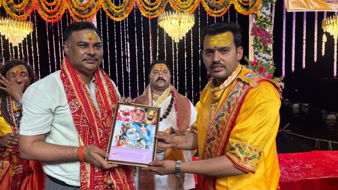 पक्का घाट पर मां गंगा की भव्य आरती और सांस्कृतिक कार्यक्रम का आनंद लेते श्रद्धालु।