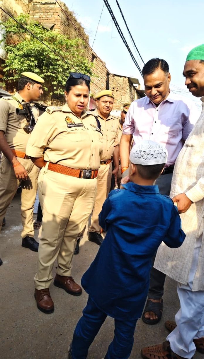 बकरीद पर्व को लेकर मीरजापुर में पुलिस और प्रशासनिक अधिकारी सुरक्षा व्यवस्था का निरीक्षण करते हुए।