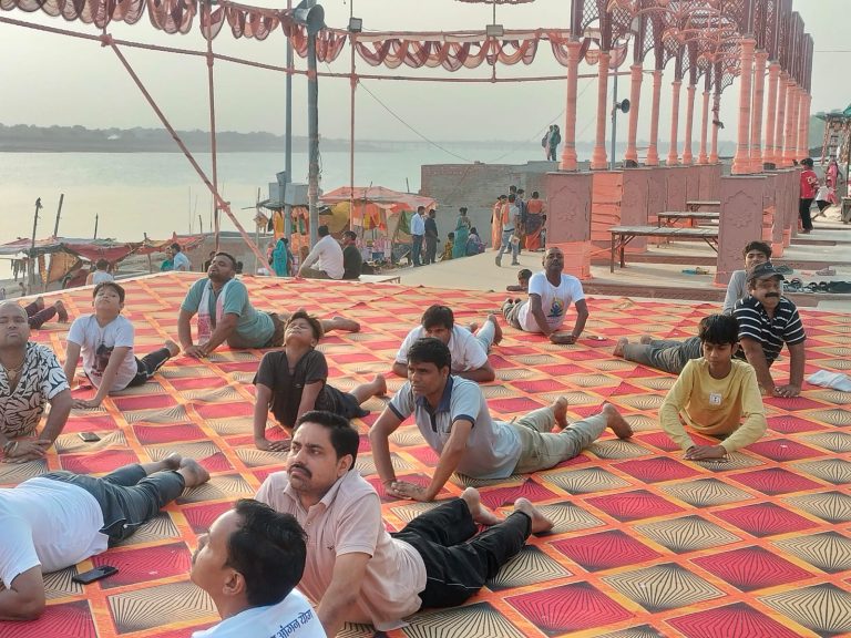 मां गंगा के पावन तट पर आरएसएस स्वयंसेवकों ने किया सामूहिक योग