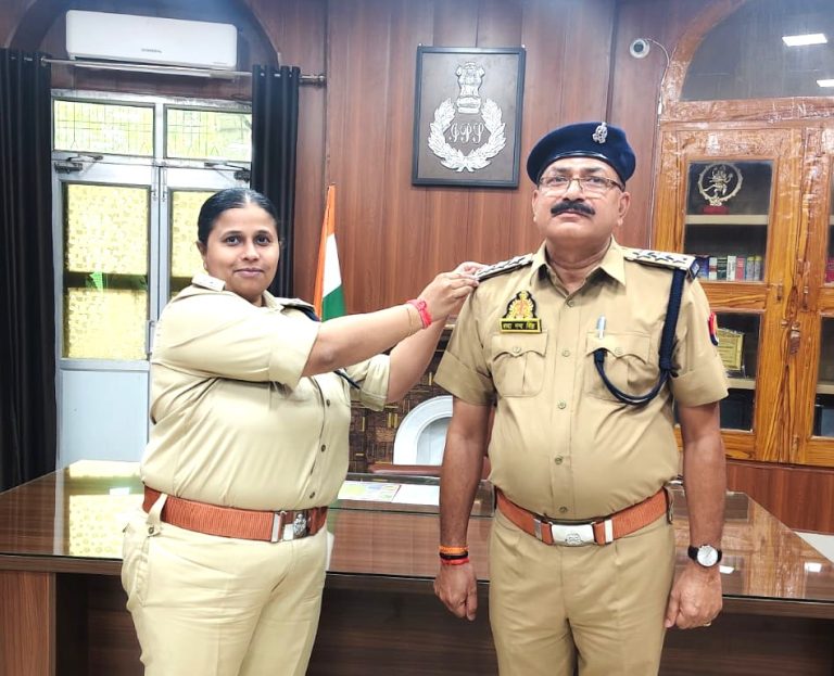 निरीक्षक से डिप्टी एसपी बने सदानंद सिंह, पुलिस अधीक्षक ने स्टार लगाकर दी शुभकामनाएं