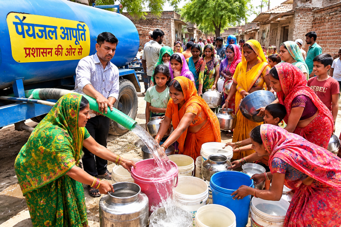 मड़िहान में पेयजल संकट के बीच प्रशासन द्वारा भेजे गए टैंकर से पानी भरते ग्रामीण