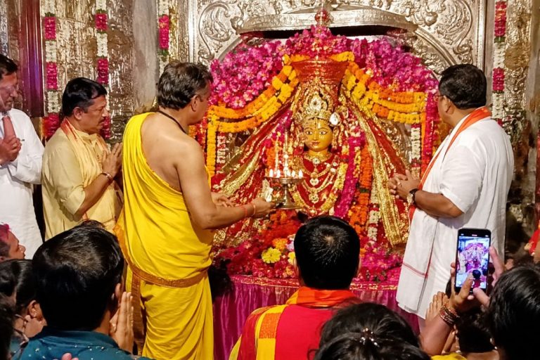 भक्तिमय माहौल में संपन्न हुई मां विंध्यवासिनी की छोटी आरती