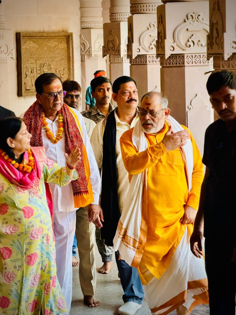 विंध्याचल में मां विंध्यवासिनी मंदिर परिसर में दर्शन-पूजन करते बसपा के राष्ट्रीय महासचिव सतीश मिश्रा