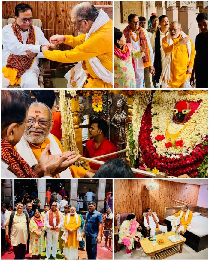 मां विंध्यवासिनी धाम में दर्शन-पूजन के दौरान बसपा के राष्ट्रीय महासचिव सतीश मिश्रा