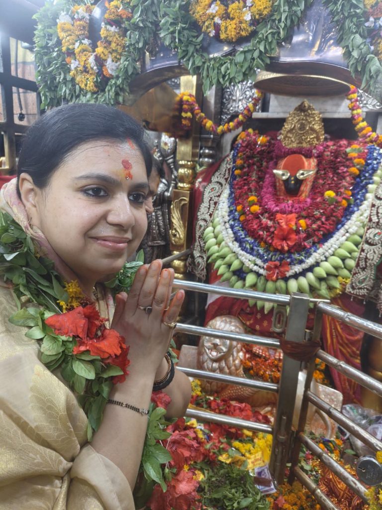 मां विंध्यवासिनी धाम से शुरू हुआ पूर्व डीएम दिव्या मित्तल का तीन दिवसीय मिर्जापुर दौरा, राजनीतिक चर्चाएं हुईं तेज