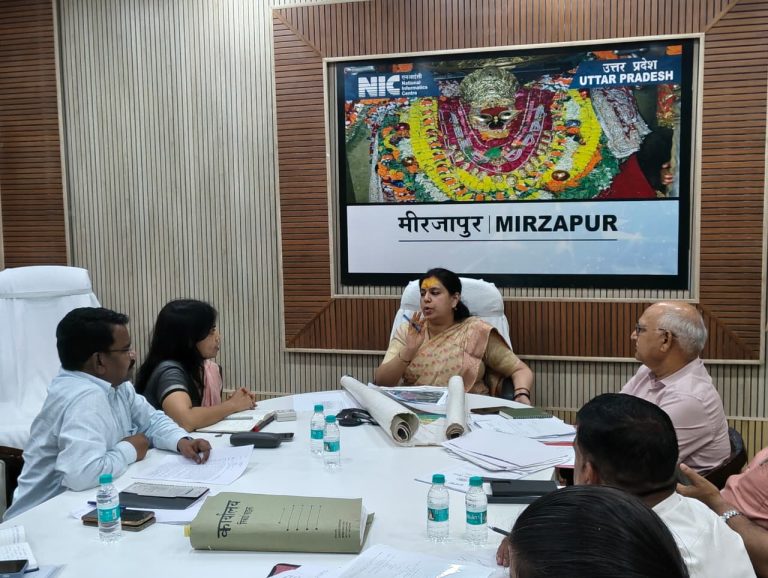 मीरजापुर पहुंचीं विशेष सचिव दिव्या मित्तल, मां विंध्यवासिनी के किए दर्शन, नवीन कलेक्ट्रेट निर्माण की तैयारियों की समीक्षा