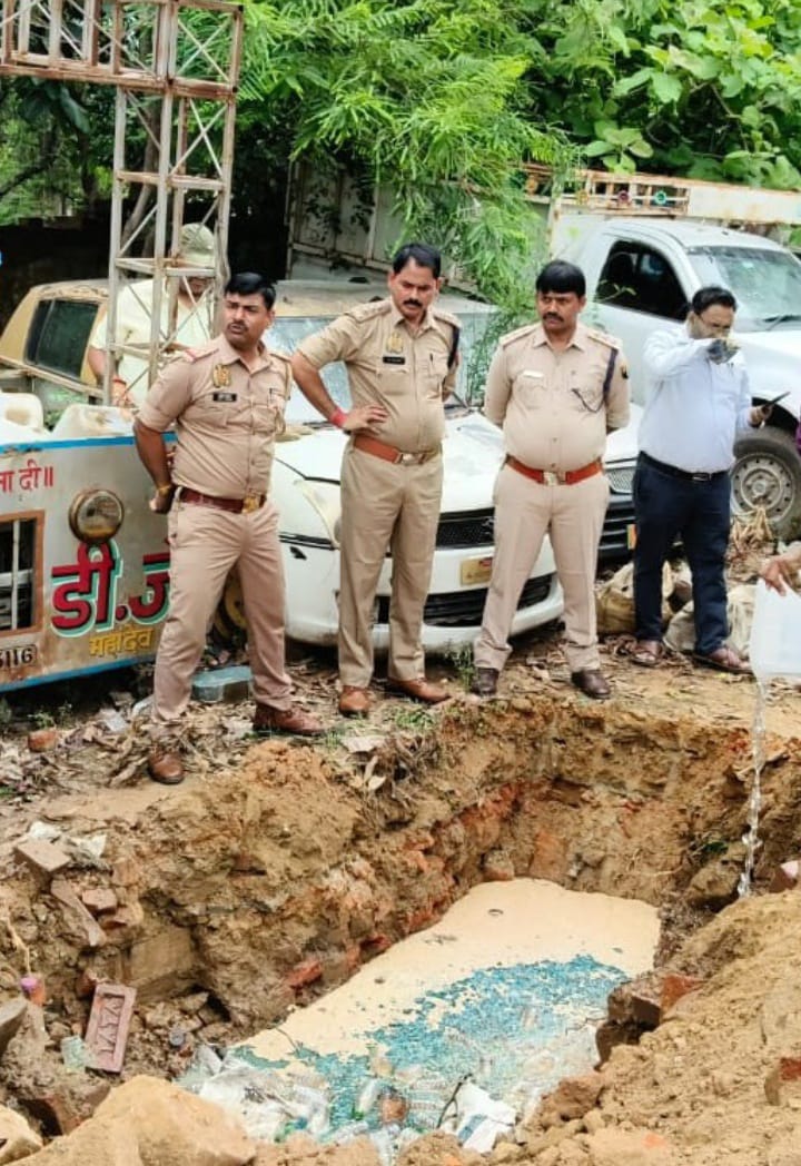 मीरजापुर में 3,811 लीटर अवैध शराब का विनष्टीकरण, विशेष अभियान के तहत हुई कार्रवाई