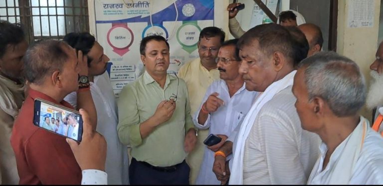 मीरजापुर में बिजली कटौती को लेकर कांग्रेस ने जताया विरोध, एसडीओ को सौंपा ज्ञापन