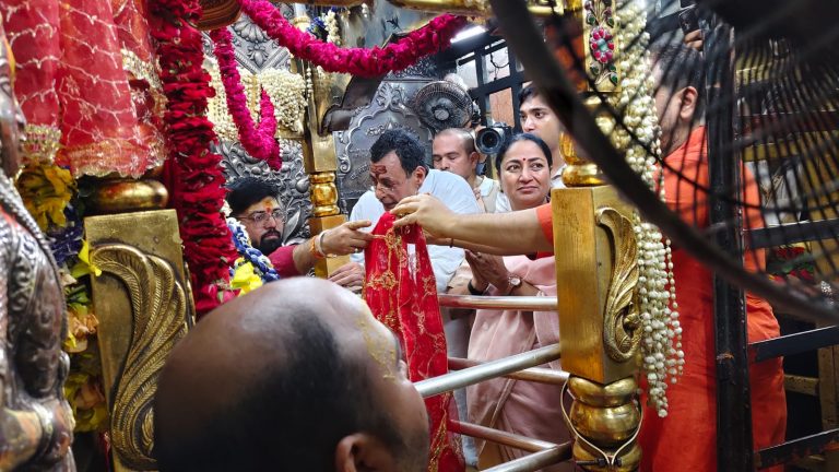 दिल्ली की मुख्यमंत्री रेखा गुप्ता ने किए मां विंध्यवासिनी के दर्शन, देश-प्रदेश की सुख-समृद्धि की कामना