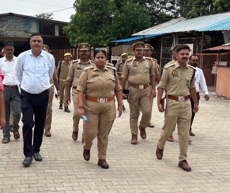 गुरु पूर्णिमा से पहले जिलाधिकारी और पुलिस अधीक्षक ने सक्तेशगढ़ परमहंस आश्रम का किया निरीक्षण, सुरक्षा व्यवस्थाओं का लिया जायजा