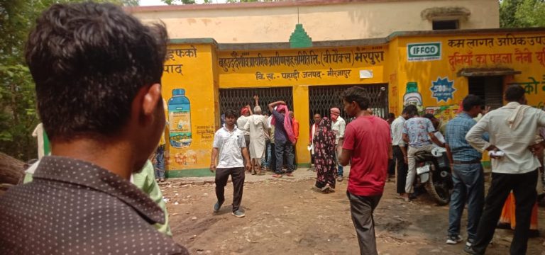 खरीफ सीजन में खाद संकट से जूझ रहे किसान, डीएपी-यूरिया के लिए घंटों करना पड़ रहा इंतजार