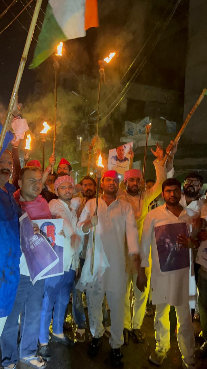 अखिलेश यादव की कथित गिरफ्तारी के विरोध में मिर्जापुर में सपा कार्यकर्ताओं का मशाल जुलूस