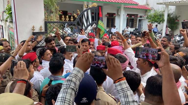 मिर्जापुर में सपा कार्यकर्ताओं और पुलिस के बीच धक्का-मुक्की, कलेक्ट्रेट के बाहर बढ़ाई गई सुरक्षा
