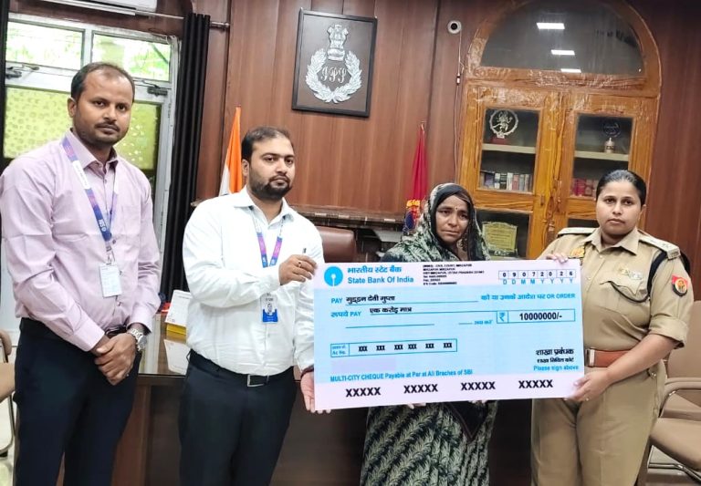 दिवंगत आरक्षी के परिजनों को मिला एक करोड़ रुपये का चेक, पुलिस अधीक्षक ने सौंपा सहायता राशि का दावा