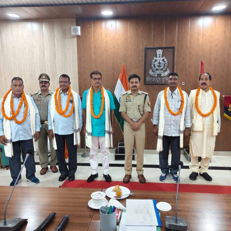 मीरजापुर: सेवानिवृत्त पुलिसकर्मियों को सम्मानपूर्वक विदाई, पुलिस अधीक्षक ऑपरेशन आर.के. मीणा ने किया सम्मानित
