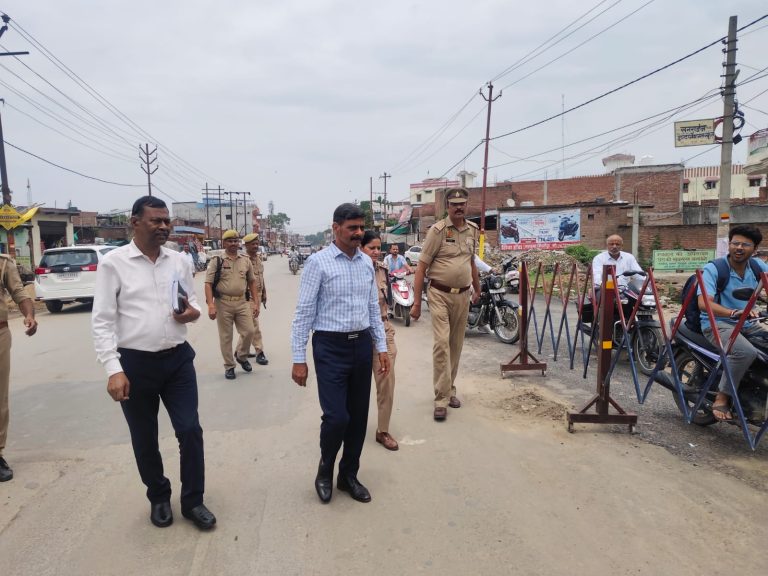मीरजापुर: कांवड़ यात्रा की तैयारियों का मंडलायुक्त और डीआईजी ने किया निरीक्षण, सड़क मरम्मत और सुरक्षा के दिए निर्देश