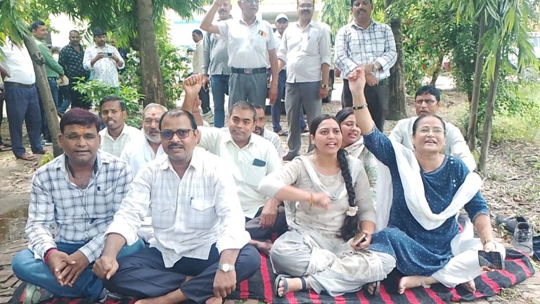 संयुक्त कृषि निदेशक के खिलाफ कर्मचारियों का प्रदर्शन, उत्पीड़न के आरोपों की जांच की मांग