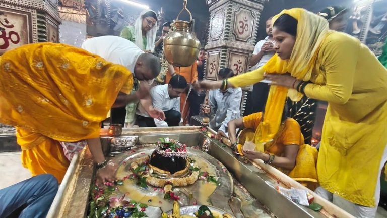 सावन के पहले सोमवार पर बूढ़ेनाथ मंदिर में उमड़ा आस्था का सैलाब, भोलेनाथ के दर्शन को पहुंचे हजारों श्रद्धालु