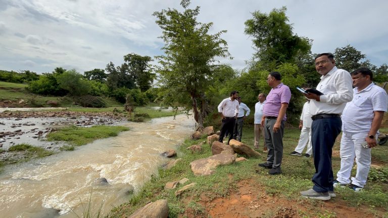 चेक डैम और मां विंध्यवासिनी राज्य विश्वविद्यालय के निर्माण कार्यों का डीएम ने किया निरीक्षण, गुणवत्ता से समझौता न करने के दिए निर्देश