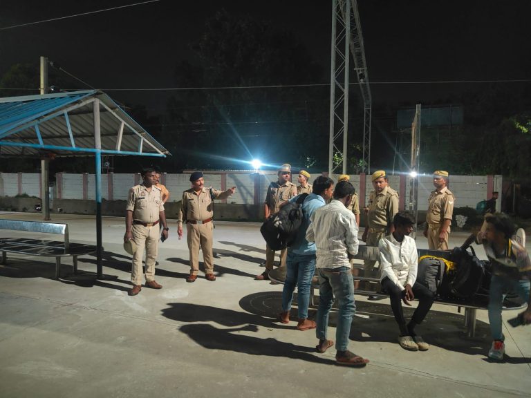 मीरजापुर रेलवे स्टेशन पर स्वतंत्रता दिवस और श्रावण मास को लेकर सघन चेकिंग, RPF-GRP ने संदिग्ध वस्तुओं और व्यक्तियों की जांच की